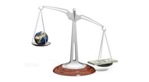 scheve balans: geld weegt zwaarder dan de wereld