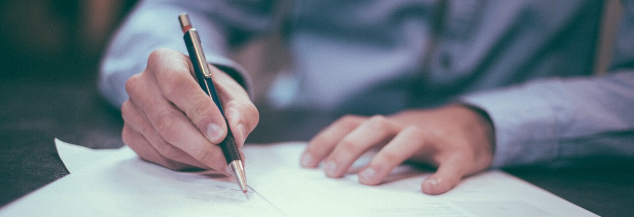 man schrijft met pen - handgeschreven persoonlijke benadering