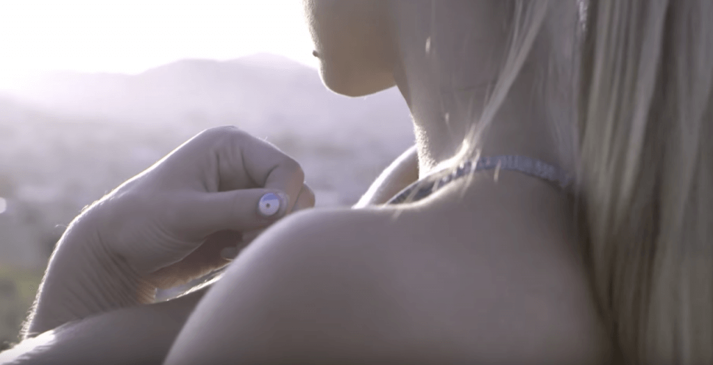 Trends in gadgets 2018 - Loreal Sense De L'Oreal Sense zit op de vinger.