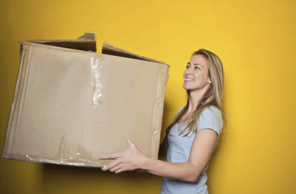 E-commerce trends - Bestelling E-commerce trends - Vrouw met besteldoos in haar handen
