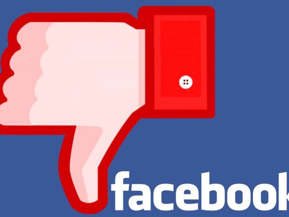 Rode thumbs down met Facebook logo op blauwe achtergrond.
