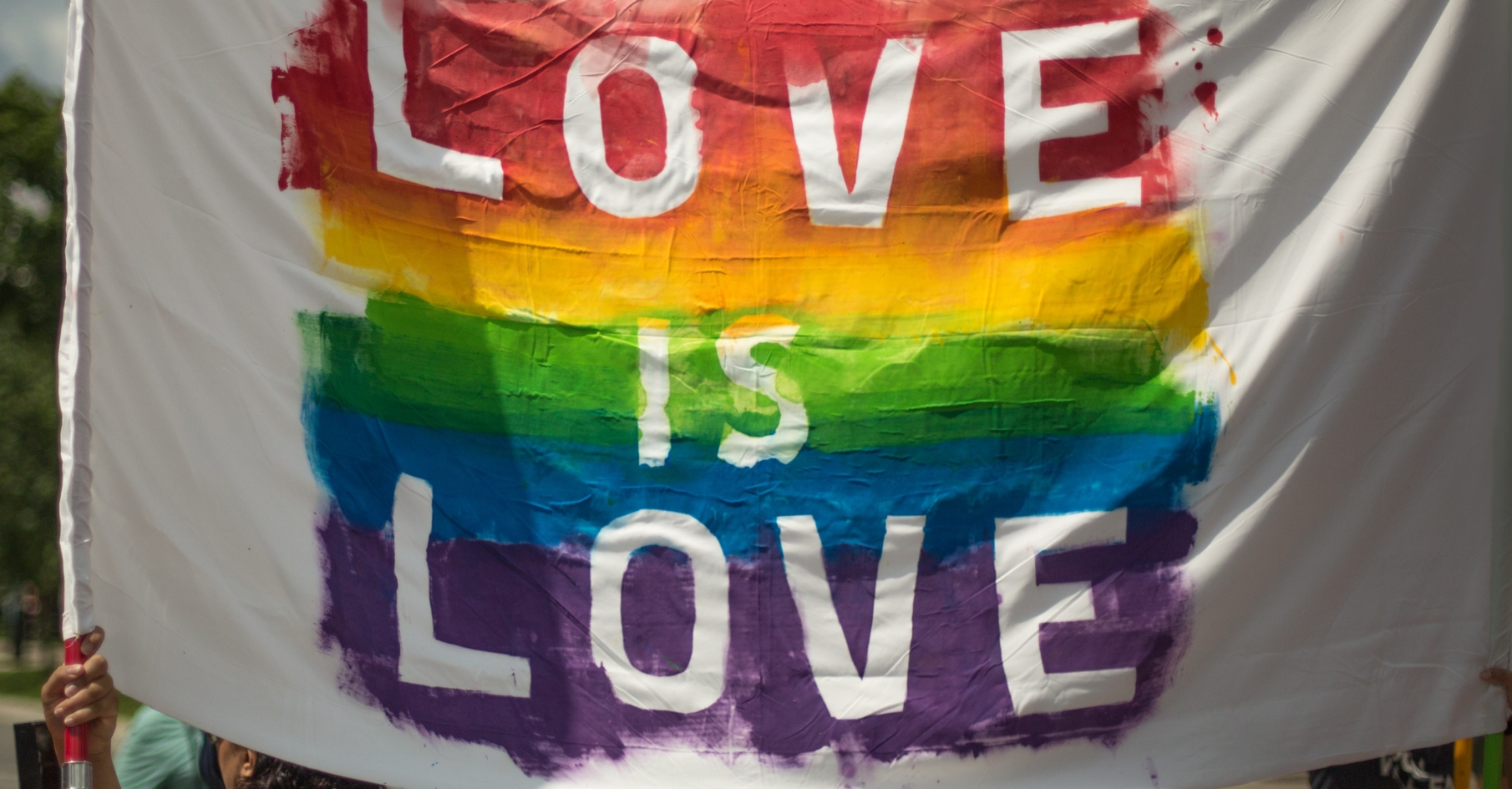 Love is love op regenboogvlag