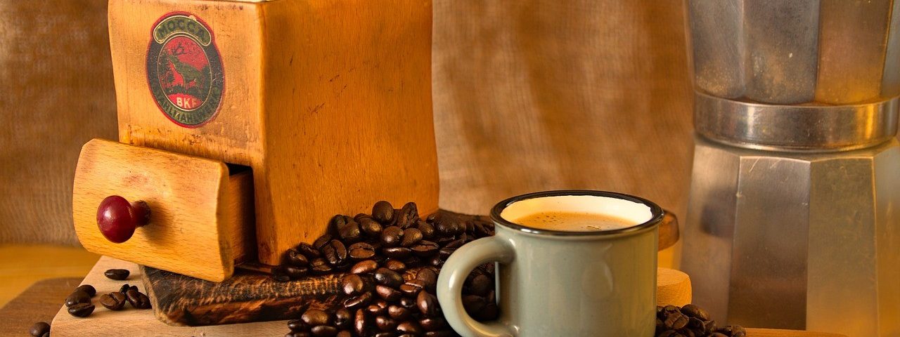 Koffiemolen, koffiebonen, koffiekopjes, koffie in de kopjes... boel koffie bijelkaar!