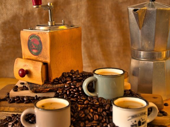 Koffiemolen, koffiebonen, koffiekopjes, koffie in de kopjes... boel koffie bijelkaar!