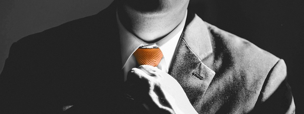 zakenman met oranje stropdas