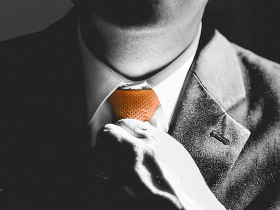 zakenman met oranje stropdas