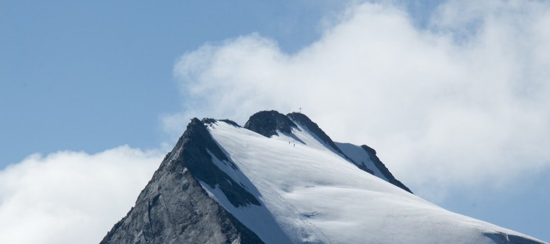 Photo Brand logo on top of a mountain