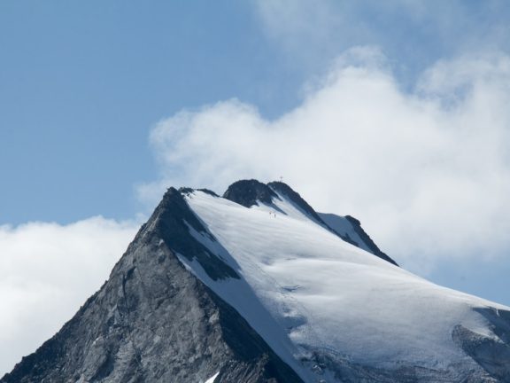 Photo Brand logo on top of a mountain