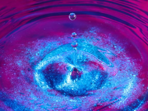 mark on the surface of the liquid from the impact